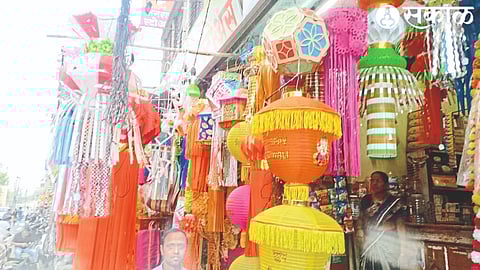 Different types of sky lanterns are available in Malegaon market.
