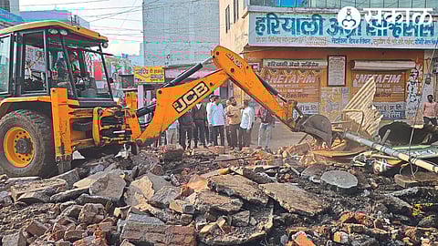 JCB removing the encroachment in front of the commercial complex of Shetthi Sangh.