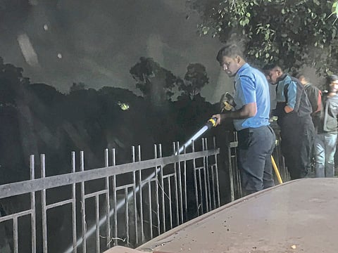 नदी पात्रात कचरा पेटविला; नागरिकांचा श्वास कोंडला