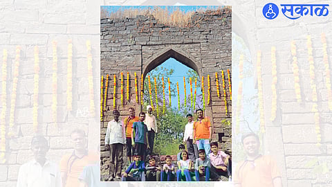 A beautiful archway built at the entrance of the fort on the occasion of Gad Pujan and present Mawla.