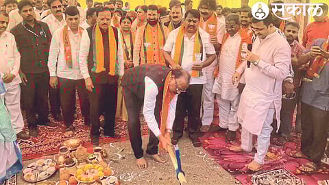 Chandrasekhar Bawankule performing Bhumi Puja of BJP office in Chalisgaon Road area. Neighbor Dr. Subhash Bhamre, Vijay Chaudhary, Gajendra Ampalkar, Baban Chaudhary, Pratibha Chaudhary etc.