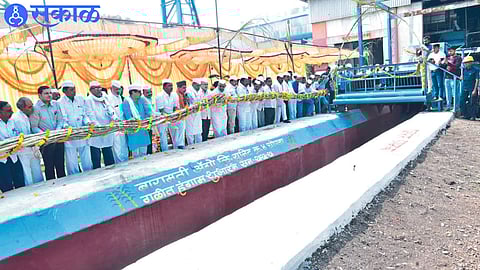 Leaders of all parties at the start of the season by 'Baramati Agro Unit 4'.