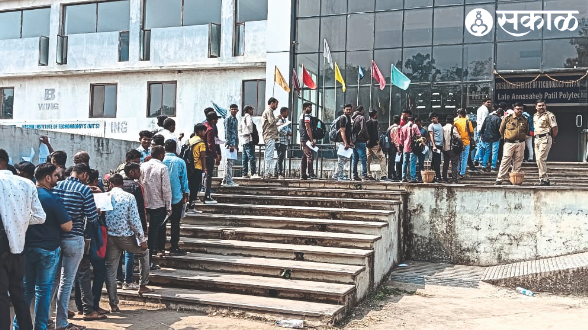Police personnel present and candidates going for the re-examination after chaos broke out during the recruitment examination of Mazgaon Dock Sheep Builders Limited on Sunday.