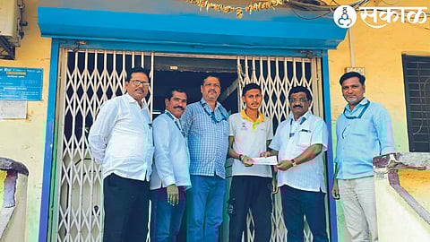 The delinquent while giving the check to the municipal team which went for action.