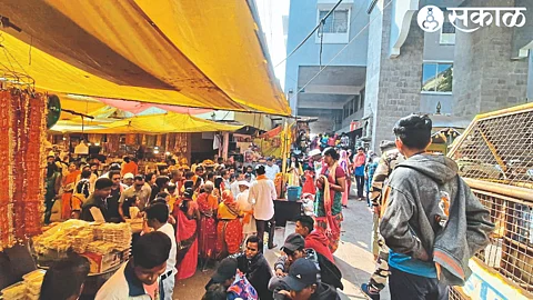 Crowds gathered near the first step as palanquins and pilgrims entered.