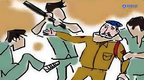 Crime: आरोपीला पकडण्यासाठी गेलेल्या पोलिसांवर प्राणघातक हल्ला; घटनेत १० पोलिस जखमी