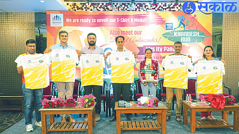 Divisional Railway Manager Iti Pandey unveiling 'Khandesh Run' t-shirt, medal of runners group. Collector Ayush Prasad, Superintendent of Police M. Rajkumar, Mayur Shinde, Manoj Advani, Rishabh Jain, Shilpa Chordia.
