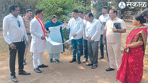 Amita Patil watching Sankalp Chitra at Chhatrapati Sambhaji Park.