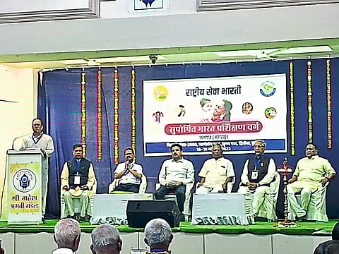Experts guiding the Malnutrition-Free India training camp organized by the Rashtriya Seva Bharti-Keshavsmriti Pratishthan. Dignitaries attending neighboring camps.