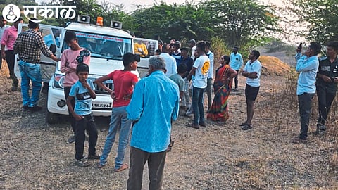 Tehsildar Dnyaneshwar Sapkale, Revenue Board Officer Nilesh More and officials and staff of Bharari team during panchnama of the site as there is illegal sand mining and transportation from Burai riverbed.