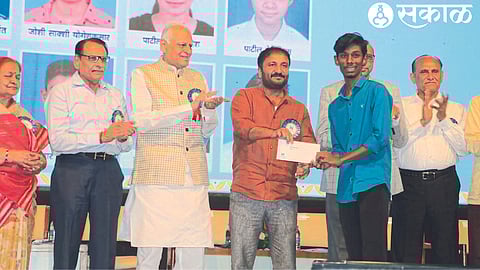 In a ceremony held on Tuesday by SD-Seed, while awarding educational scholarships to talented and needy students, Prof. Anand Kumar. Senior leaders including Sureshdada Jain, Ratna Jain, Shantilal Mutha, Ramesh Jain etc.