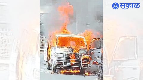 Maruti Omni car caught fire