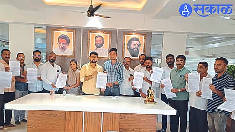 Shiv Sena District Chief Adv. Ram Raghuvanshi. Neighbors Deepmala Bhil, Kamlesh Mahale, Kishore Patil, Ramesh Patil etc.