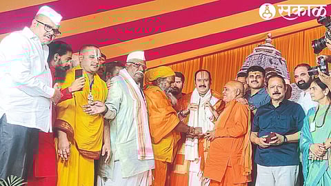 Mahant Bhakticharandas Maharaj, MLA Seema Hire, Ajay Boraste, Satish Shukla etc. while welcoming Pandit Pradeep Mishra on Tuesday