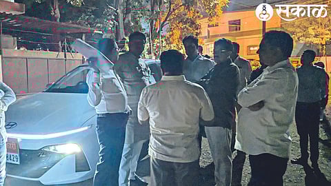 MP Unmesh Patil, MLA Suresh Bhole, Collector Ayush Prasad etc. while inspecting the bus depot of the e-bus service to be started by the Municipal Corporation on Thursday.