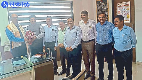 Dhananjay Bele and 'Nima' officials welcoming Vishwas Pathak, Director of Mahavitaran Company.