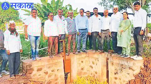 Executive Engineer Sonali Shahane while inspecting the distribution pipe for supplying water to agriculture through sealed pipe.
