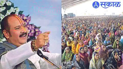 Pandit Pradeep Mishra narrating the story of Shiva Mahapuran.
A crowd gathers for Pandit Pradeep Mishra's story, which continues in Bade Jatadhari Mahadev Mandir area near Vadnagari Fatya near the city.