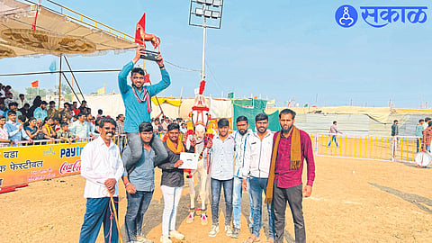 Ganesh Warungse, Vicky Warungse, Vaibhav Warungse, Uddhav Shinde, Saurabh Warungse etc. with Chetak Festival winner 'Karan' Ashwa.