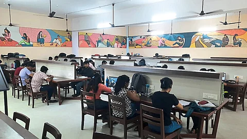कामगार क्रीडा भवन कात टाकतयं: