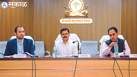 Divisional Commissioner Radhakrishna Game while guiding the meeting organized for the review of various schemes under Zilla Parishad.