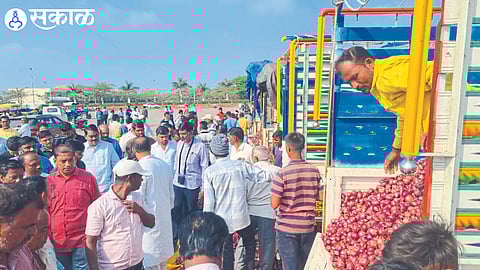 MLA Dilip Bankar while starting the onion auction. Neighboring farmers.