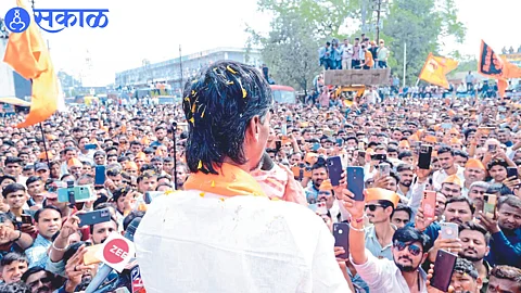 Maratha warrior Manoj Jarange Patil speaking at a meeting on Bhusawal Chauphuli. Members of society present in front.