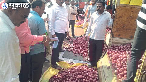 Onion auction going on in market committee on Friday.