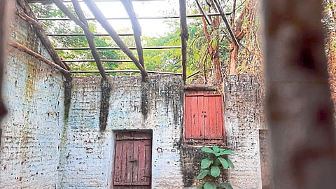 tivsa zilla parishad school wall building dangerous class students going to other school