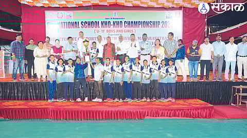 Winners of National School Kho-Kho Championship Boys and Girls Team of Maharashtra. Dignitaries, coaches, volunteers present at the prize distribution ceremony.