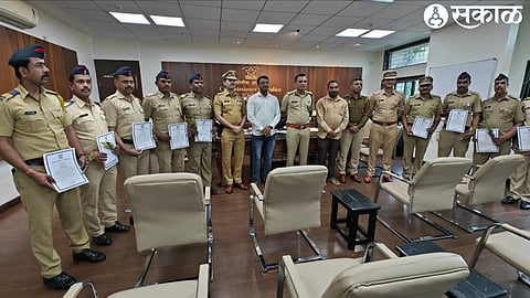 Nashik: Police Commissioner Sandeep Karnik honored the two youths who caught the chain thieves from Gangapur Road area. Gangapur Police Station team on that occasion. In another photo, the team of Gangapur police station with two gold chain thieves.
