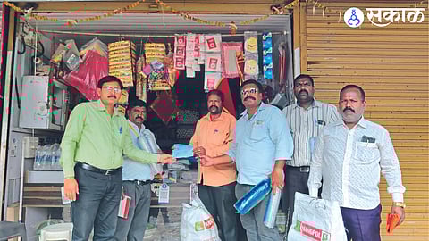 Officers and staff of Solid Waste Management Department while taking action by confiscating plastic bags and giving fine receipts