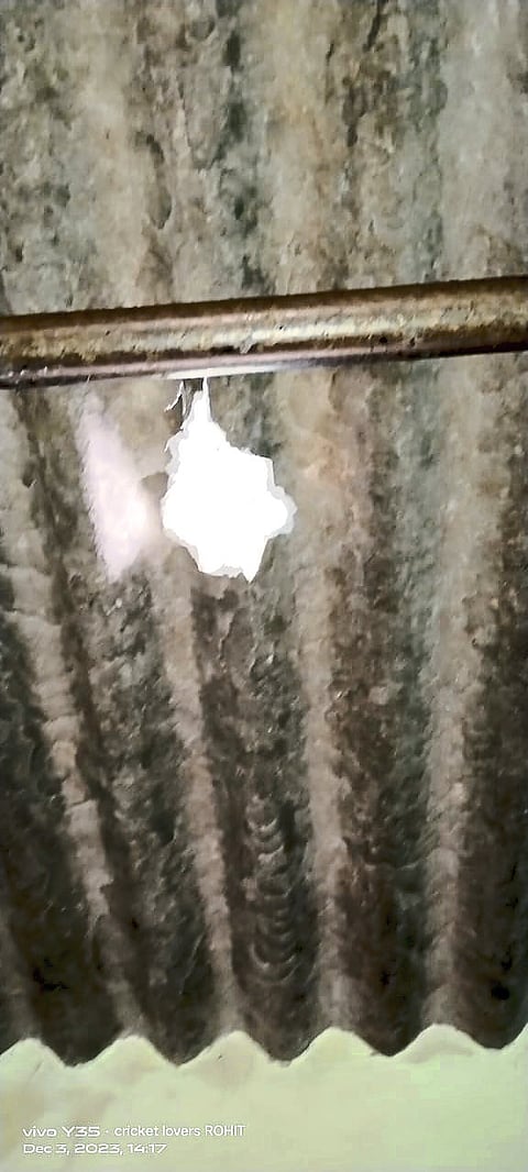 स्फोटामुळे उडालेले दगड स्वयंपाकघरात