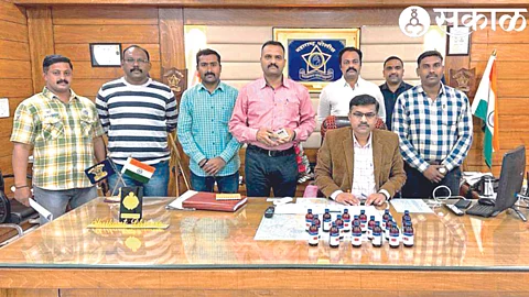Superintendent of Police Shrikant Dhiware, Police Inspector Dattatraya Shinde of LCB along with the intoxicating drug seized by the team of Local Crime Branch and team.
