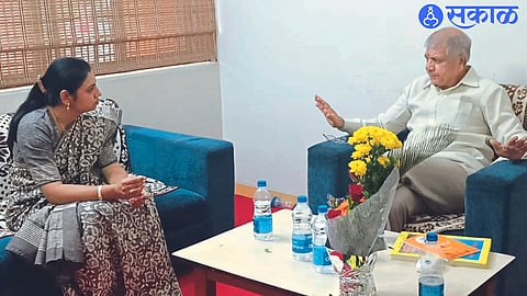 Former Mayor Jayashree Mahajan in discussion with the leader of Vanchit Bahujan Aghadi Adv. Prakash Ambedkar.