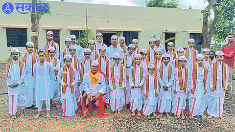 Pandharinath Maharaj Sahane while imparting spiritual education to children.