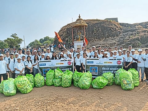 रायगडावर स्वच्छता मोहीम