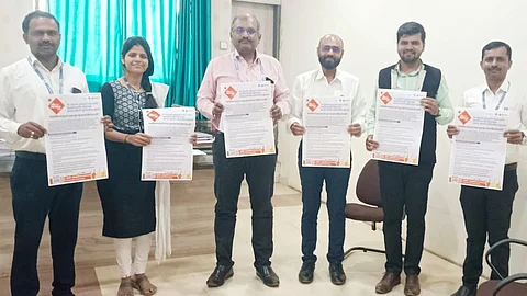 यिन निवडणुकीच्या पोस्टरचे अनावरण करताना सर्व प्राचार्य व इतर अधिकारी