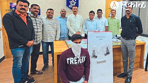 Namir Khan with the team of local crime branch of Jalgaon. Two village pistols, 15 live cartridges were recovered by the team. Namir Khan.