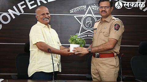 Deputy Commissioner of Police Prashant Bachhav while honoring the lecturer Devram Vadamare at the workshop organized in the context of NDPS at Nashik Police Headquarters.