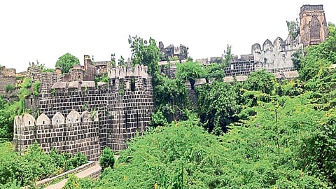 nanded tourism archaeological department policy affect kandhar tourism tourist marathi news