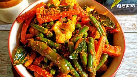 Pickle Recipe : थंडीत करा मिक्स भाज्यांचं चमचमीत लोणचं; साध्या जेवणाची चव दुप्पटीनं वाढेल