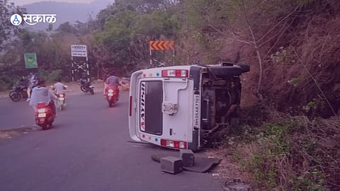 sinhagad ghat road jeep accident 10 to 12 tourist injured police hospital pune marathi news