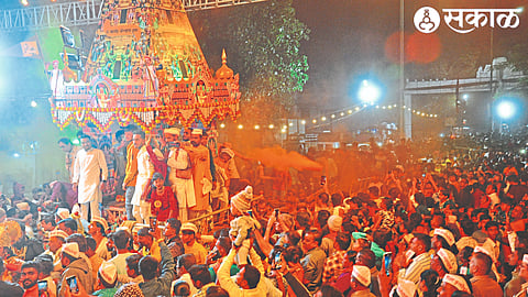 Devotees of Khanderaya pulling baragats