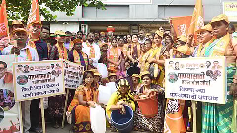 Diva Water Issue : पिण्याच्या पाईपांचे रिमॉडलिंग केल्यावरही भीषण पाणीटंचाई; शिवसेनेचा प्रभाग समितीवर पाणी हल्ला बोल मोर्चा