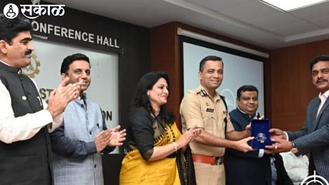 Udayojak Shashikant Jadhav welcoming Police Commissioner Sandeep Karnik at Nima House. Along with Nima President Dhananjay Bele and entrepreneurs.