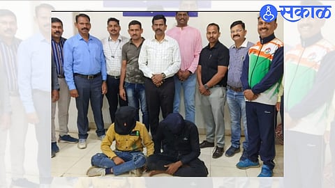 Senior Police Inspector Vijay Dhamal of Crime Branch Unit One along with the two suspects who looted the woman's purse and his team.