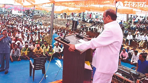 Speaking at the distribution of milch animals, Tribal Development Minister Dr. Vijayakumar Village. Neighbor Vishal Narwade, Lina Bansod.