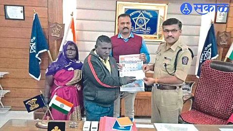 Shrikant Dhiware buying a calendar from a disabled couple at the Superintendent of Police office on Monday. Neighbor Dattatreya Shinde.