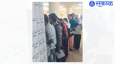 The rush to pay the house rent in the municipal corporation.